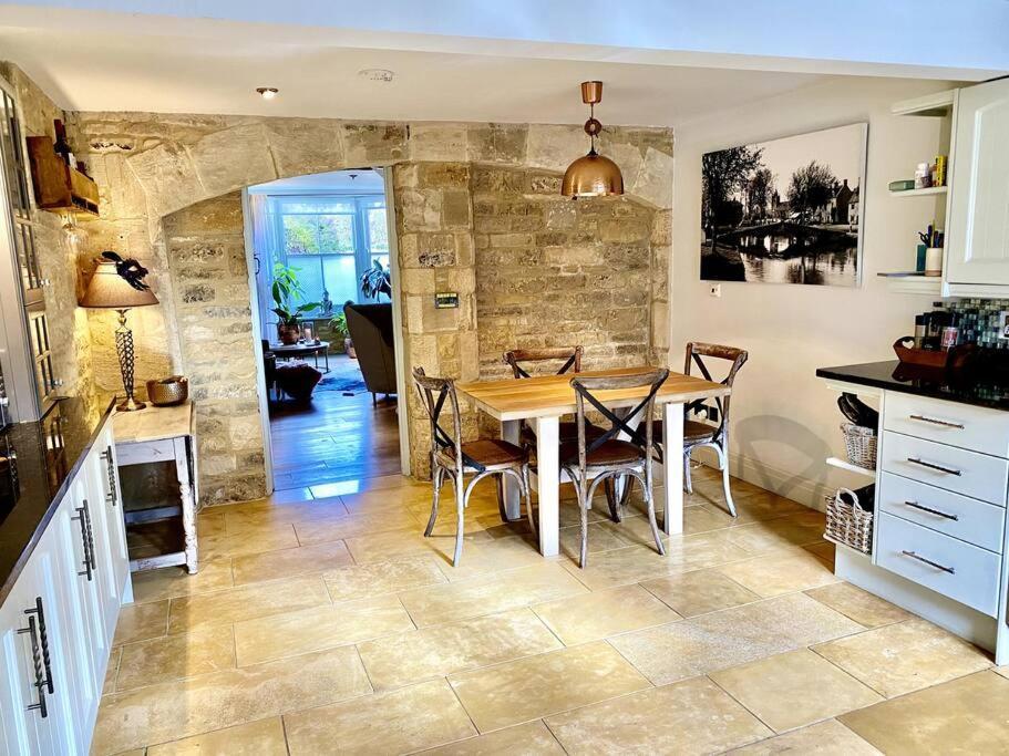 Historic Cotswold Chic Style For Uk Staycation Буртон-он-те-Уотер Экстерьер фото