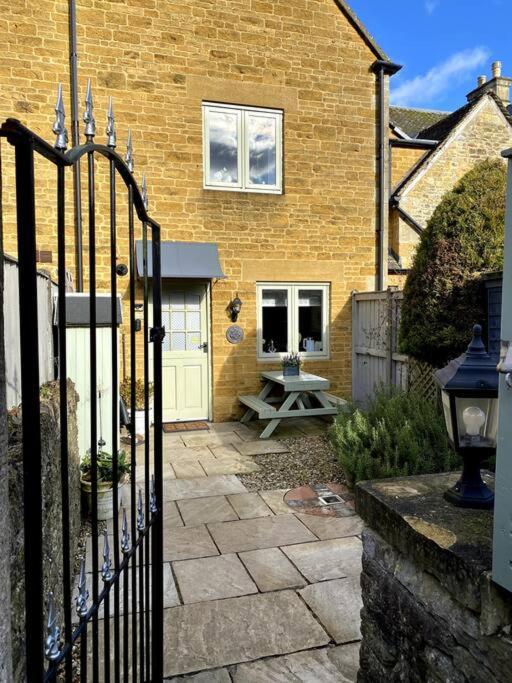 Historic Cotswold Chic Style For Uk Staycation Буртон-он-те-Уотер Экстерьер фото