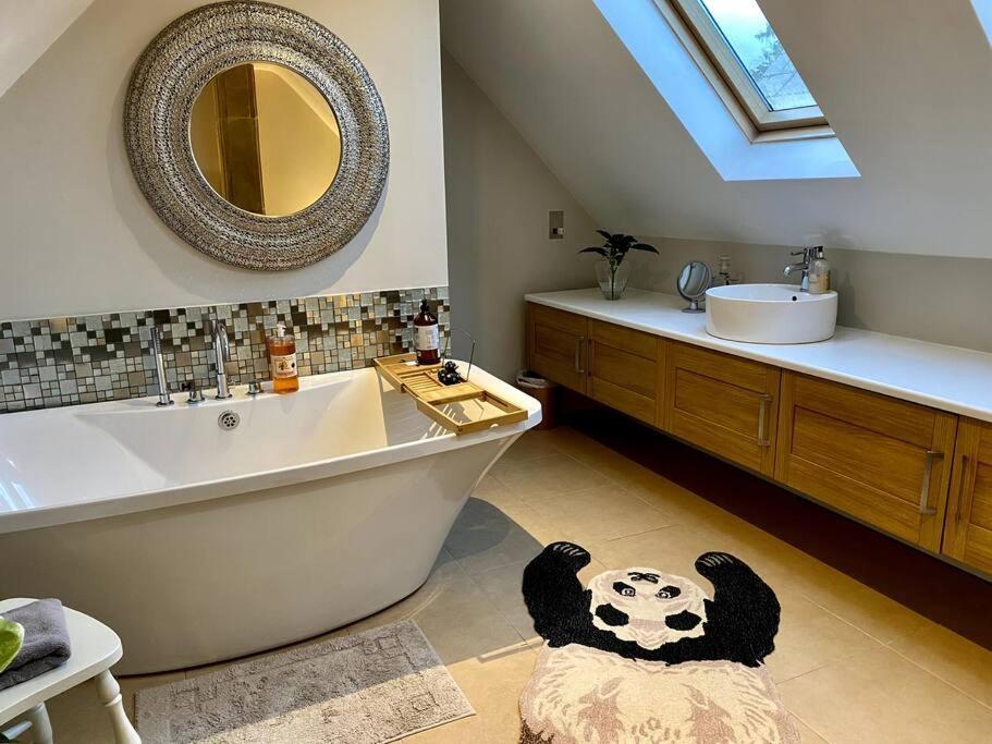 Historic Cotswold Chic Style For Uk Staycation Буртон-он-те-Уотер Экстерьер фото